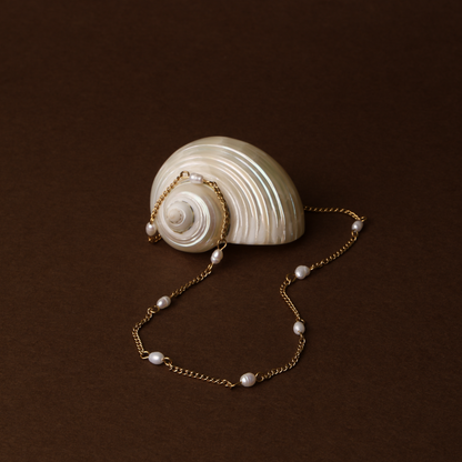 Gargantilla delicada de oro con perlas
