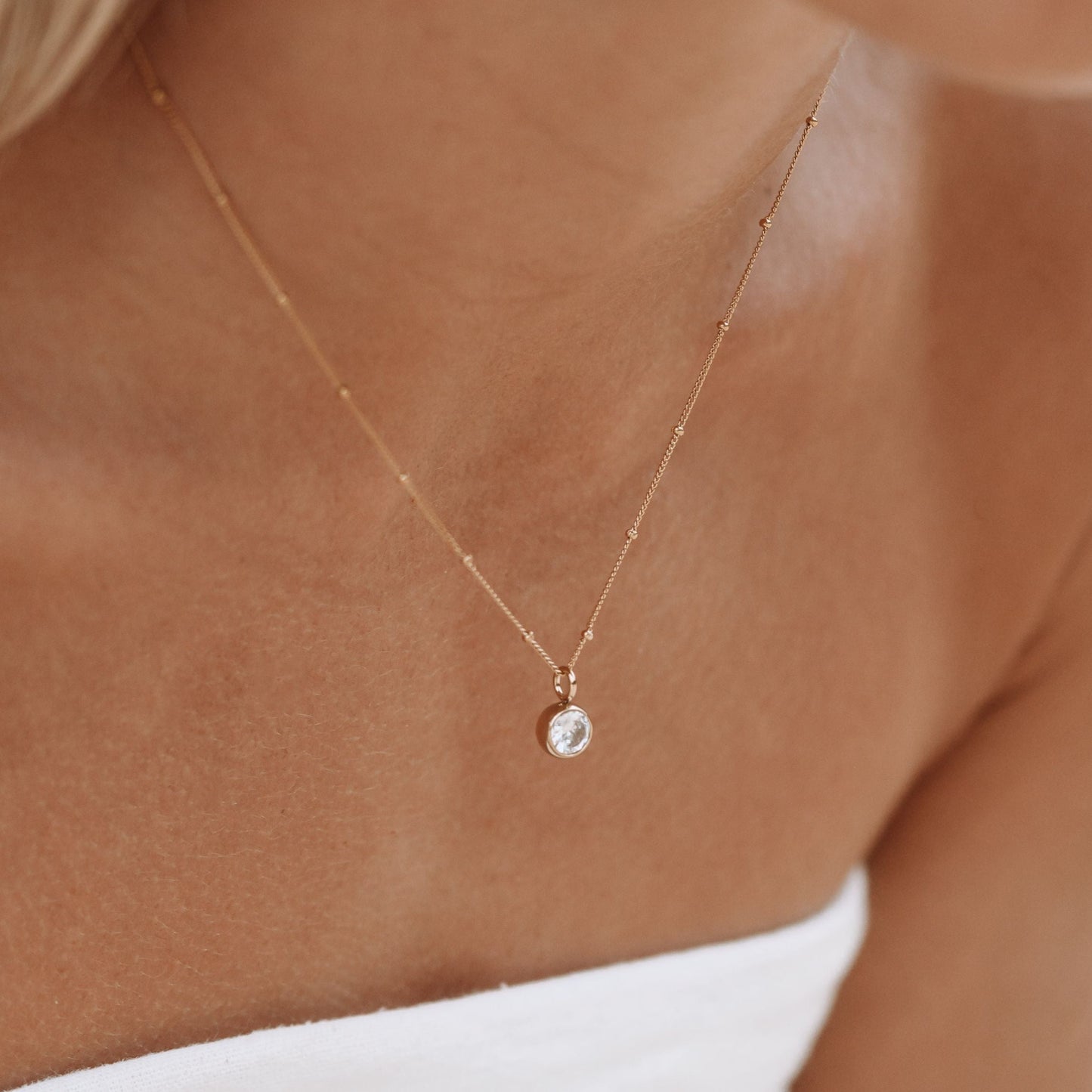 Collar con piedra de nacimiento