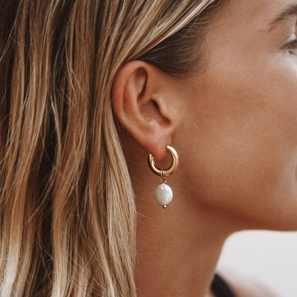 Aretes de aro gruesos con perlas