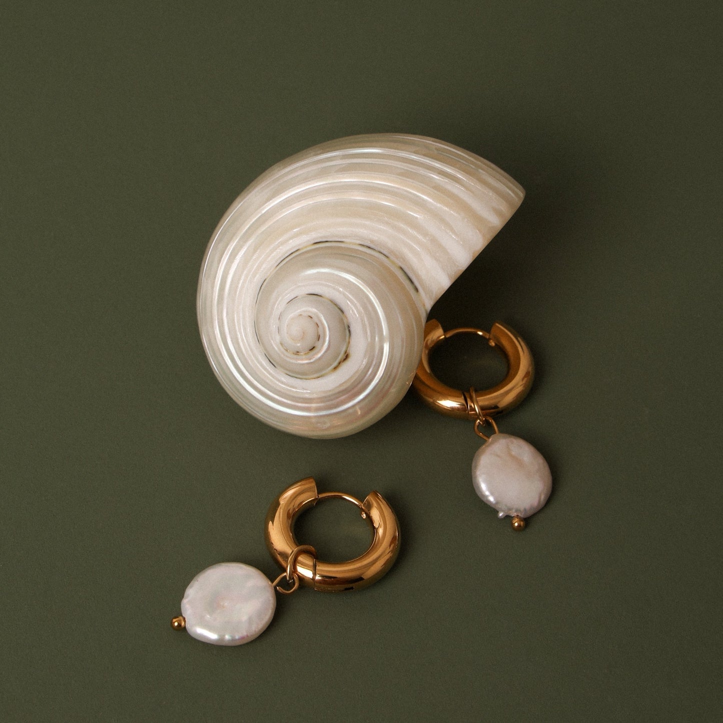Aretes de aro gruesos con perlas