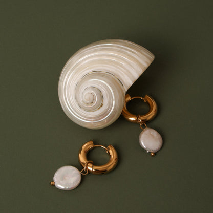 Aretes de aro gruesos con perlas