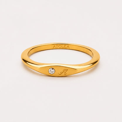 Anillo de cristal con una inicial