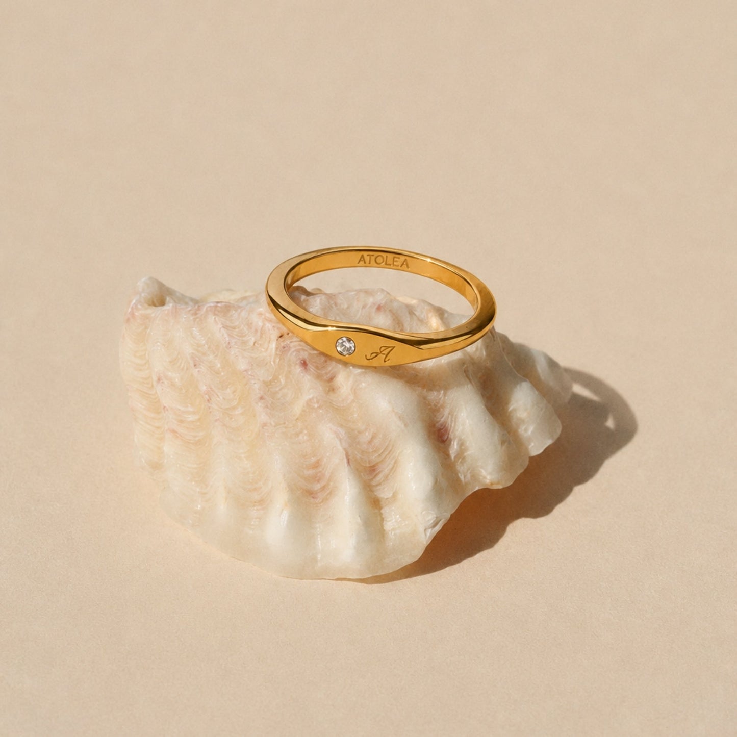 Anillo de cristal con una inicial